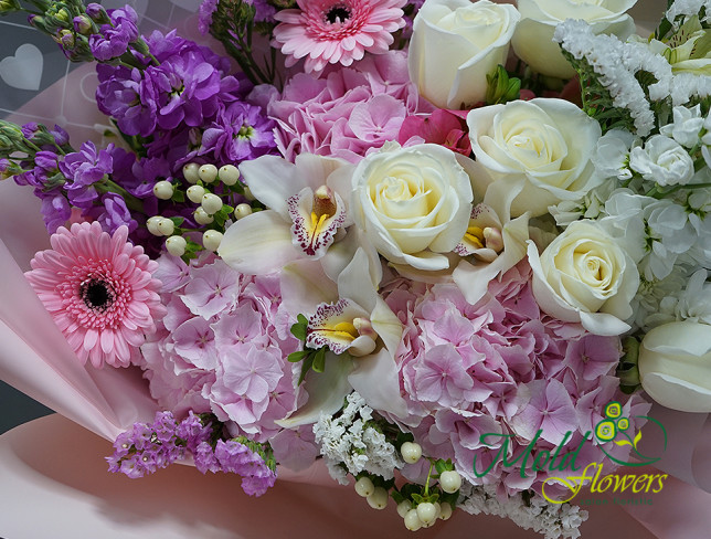 Букет из гортензий и белых роз "Созвездие любви" (под заказ, 10 дней) Фото